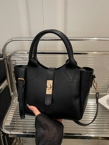 Grande borsa a secchiello in pelle nera con chiusura dorata e tracolla regolabile