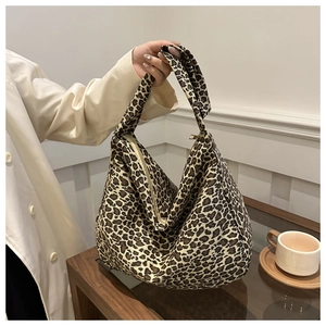 Detailaufnahme der Canvas-Einkaufstasche mit Leopardenmuster und sicherem Metallreißverschluss