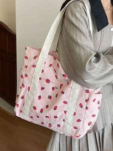 Sac cabas en velours côtelé rose avec motif fraises et anses en coton blanc