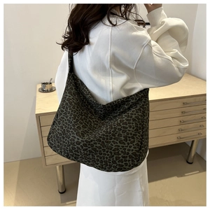 Detail der großen Hobo-Tasche mit Leopardenmuster aus Segeltuch zeigt Größe und Fall