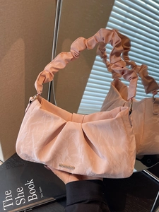 Borsa a tracolla rosa in velluto plissettato con trama a pietra e manico increspato