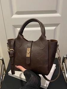 Borsa tote vintage marrone scuro in ecopelle con fibbia metallica dorata