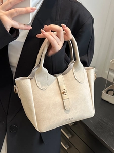 Borsa a secchiello beige capiente con texture marmorizzata e chiusura a girello oro