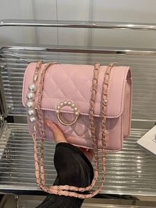Pink quilted shoulder bag with pearl clasp and chain strap, elegant handbag for women