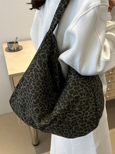 Große Hobo-Tasche aus Canvas mit Leopardenmuster, über der Schulter getragen