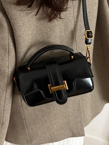 Petit sac à main carré noir en cuir avec boucle dorée et bandoulière réglable chic