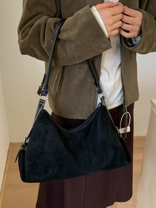 Borsa a spalla retrò in pelle scamosciata nera con cuciture a contrasto su modella