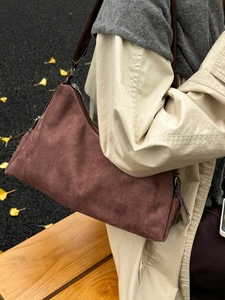 Borsa hobo vintage in pelle scamosciata mocha con tracolla in pelle e cuciture a contrasto