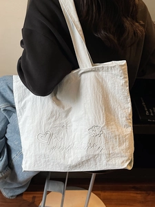 Minimalist white tote bag with heart embroidery for women 2025 trendy fashion style