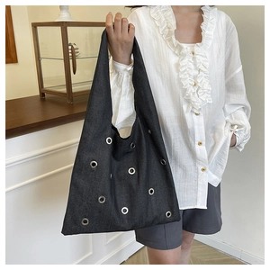 Détail du grand sac cabas en nylon gris foncé avec rivets et œillets décoratifs