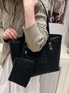 Fashionable leopard print tote bag with small pouch for versatile daily commuting use