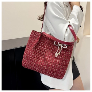 Detail der roten Tweed-Tasche mit Goldgewebe, Perlenanhänger und Lederriemen