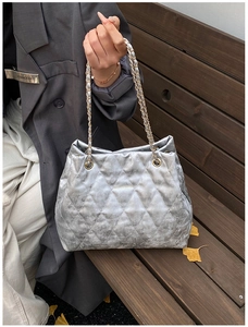 Silberne Stepptasche mit goldener Kette und Metallic-Finish im Streetstyle-Look