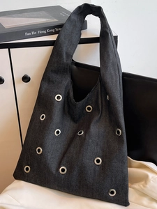 Sac fourre-tout en denim noir minimaliste avec rivets œillets argentés style chic