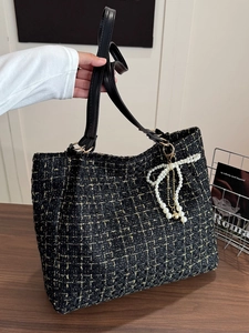 Schwarze und goldene Tweed-Einkaufstasche mit Ledergriffen und Perlen-Schleifen-Anhänger