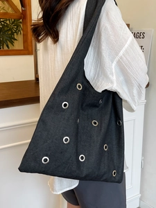 Grand sac cabas en toile noire avec œillets métalliques argentés et rivets de style