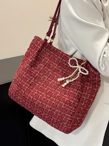 Dunkelrote Tweed-Einkaufstasche mit Perlen-Schleifenanhänger und Ledergurt