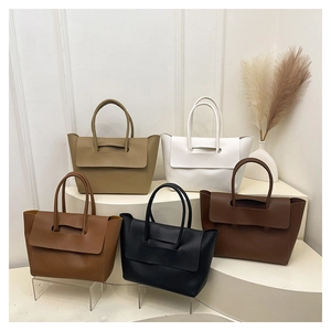 Bolsos tote minimalistas mostrados en cinco tonos tierra incluyendo caqui y marrón