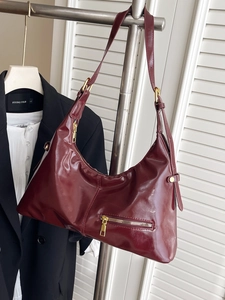 Sac à épaule hobo bordeaux brillant avec fermeture éclair dorée et sangle réglable