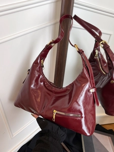 Sac hobo bordeaux brillant avec détails dorés et bandoulière réglable pour femme