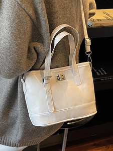 Sac seau élégant en similicuir blanc avec fermoir rotatif et bandoulière réglable