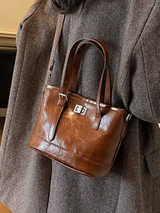 Sac seau marron en cuir brillant avec boucle en métal argenté et bandoulière réglable