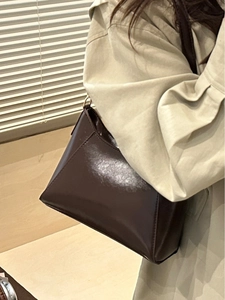 Sac hobo minimaliste marron pour femme en similicuir brillant avec une forme trapèze chic