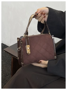 Détail du sac à main matelassé marron vintage avec texture mate et fermoir doré