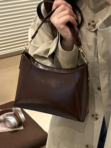 Sac sous le bras rétro marron en cuir PU brillant avec boucle dorée élégante