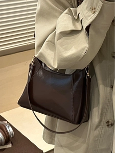 Sac à bandoulière marron brillant minimaliste pour femme, accessoire rétro et élégant