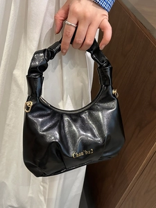 Elegante borsa hobo nera a pieghe con catena dorata e manico alla moda da donna