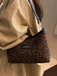 Grand sac cabas léopard pour femme avec bandoulière en cuir noir au style vintage chic
