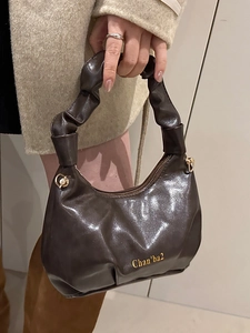 Borsa a spalla a mezzaluna marrone scuro con manico arricciato e finitura lucida