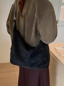 Grand sac à main hobo chic en daim noir pour femme de style vintage automne-hiver