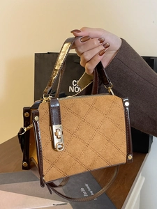 Sac bandoulière matelassé caramel avec fermoir doré et poignée en cuir rétro