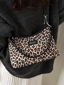 Sac fourre-tout chic à motif léopard avec bordure en cuir noir et boucle métallique