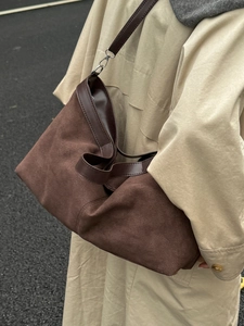 Grand sac cabas en daim marron avec garniture en cuir et bandoulière style automne-hiver