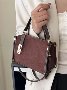 Sac à bandoulière rétro en daim marron matelassé avec fermoir doré et cuir