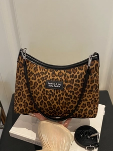 Grand sac cabas à motif léopard avec bordures en cuir noir et bandoulière réglable