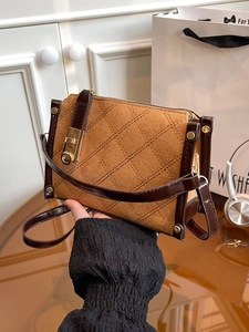 Sac fourre-tout matelassé en daim caramel avec surpiqûres vintage et fermoir doré