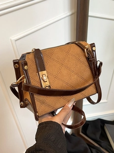 Sac à main vintage matelassé bicolore ocre et marron avec finitions métalliques dorées