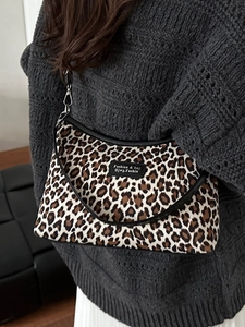 Grand sac cabas léopard avec bordures en cuir noir et texture en fausse fourrure élégante