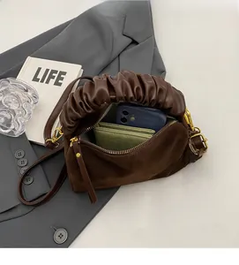 Vue de dessus d'un sac à main en daim marron montrant l'intérieur spacieux et pratique