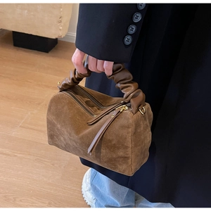 Détails du sac à main en daim marron avec poignée froncée et fermetures éclair dorées