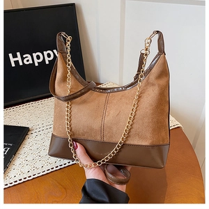Dettaglio borsa hobo marrone vintage con catena dorata e rifiniture in pelle a contrasto