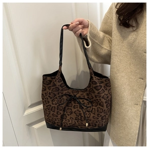 Detailansicht der großen Leopard-Tragetasche mit schwarzer Schleife und Trageriemen