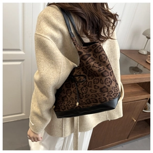 Detail der großen Leopard-Print-Tragetasche mit schwarzem Lederboden und Kordelzug