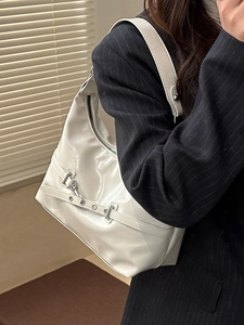 Sac hobo blanc minimaliste avec finition brillante et boucle en métal pour femme