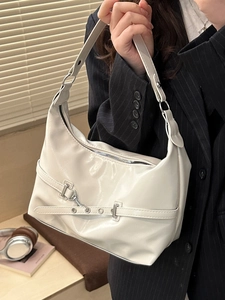 Sac hobo minimaliste blanc crème avec boucle argentée et chaîne pour femmes élégantes