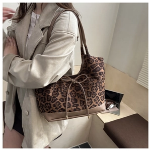 Detailansicht der Leopard-Einkaufstasche mit Lederboden und Schleifendetail
